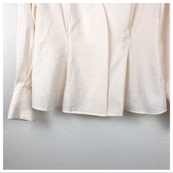 NWT Vince. Fitted Shaped Sleeve V-Neck Blouse in Cream Size XS - Picture 8 of 12